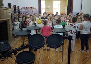 dzieci na koncercie marcowym