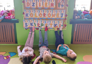 dzieci prezentują swoje kolorowe skarpetki