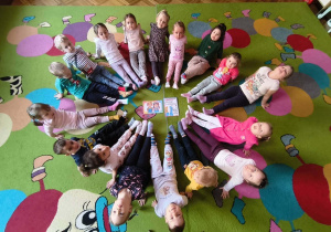 dzieci w kole prezentują swoje kolorowe skarpetki