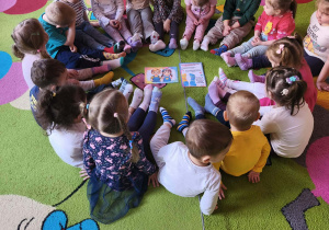 dzieci oglądają obrazki tematyczne