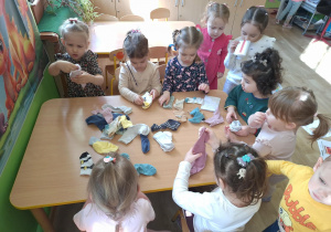 dzieci dobierają skarpetki do pary