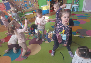 dzieci rozwieszają skarpetki