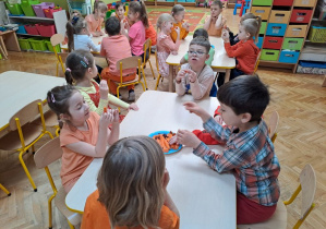 dzieci jedzą marchewki