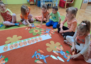 dzieci liczą marchewki