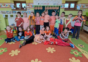 nasza grupa na pomarańczowo