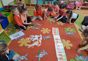 dzieci układają zajączki