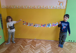 chłopcy prezentują zawieszone kolorowe skarpetki