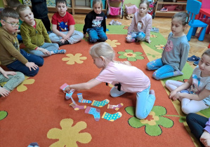 dzieci układają kolorowe skarpetki