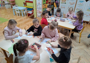 dzieci koloruja skarpetki