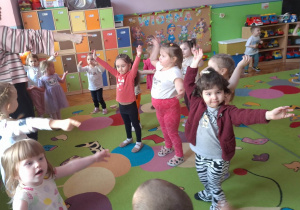 dzieci poruszają się w rytm muzyki