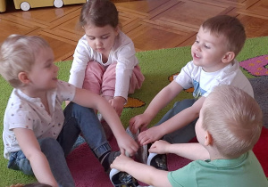 dzieci wykonują ćwiczenia rozciągające