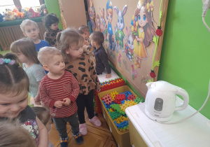 dzieci w oczekiwaniu na parę wodną