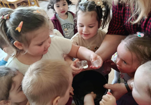 dzieci i lodowe kostki