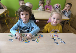 dzieci układają skarpetki nie do pary