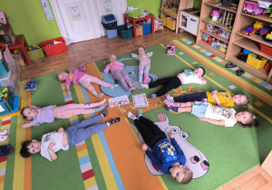 dzieci prezentują swoje skarpetki nie do pary