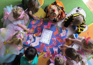 dzieci prezentują wykonane skarpety