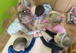 dzieci segregują skarpetki