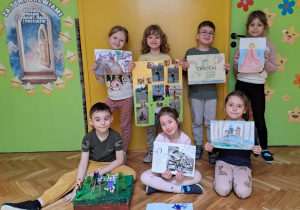 dzieci prezentują swoje prace konkursowe