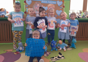 dzieci prezentują napis - autyzm