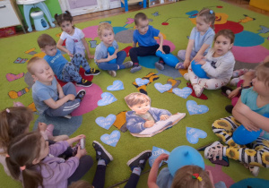 dzieci rozmawiają o potrzebach dzieci z autyzmem