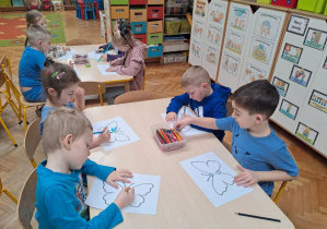dzieci kolorują motyle na niebiesko