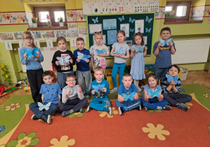 dzieci z naszej grupy z motylami