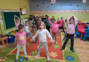 dzieci wykonują ćwiczenia