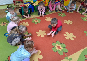 chłopiec pokazuje swoje ćwiczenie