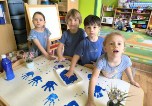 dzieci odbijają niebieskie rączki