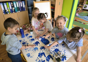 dzieci wykonuja plakat