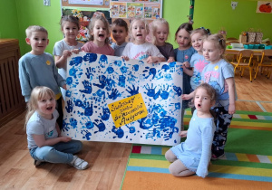 dzieci prezentują wykonany plakat