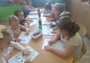 dzieci koloruja obrazki tematyczne