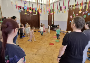dzieci bawią się w kurki i lisa