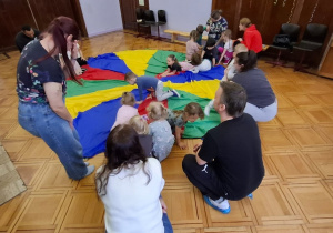 dzieci bawia się chustą animacyjną