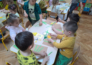 dzieci tworzą żonkile z papieru
