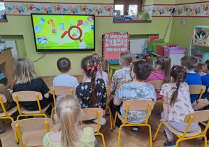 dzieci oglądają film edukacyjny