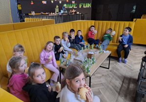 dzieci podczas odpoczynku i posiłku