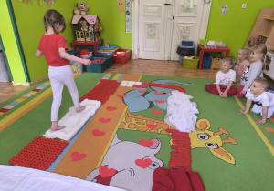 dzieci przechodzą po ścieżce sensorycznej