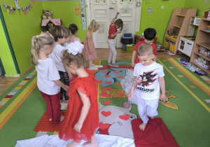 dzieci na ścieżce sensorycznej
