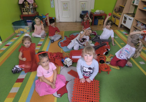dzieci wyszukują przedmiotów w kolorze białym i czerwonym