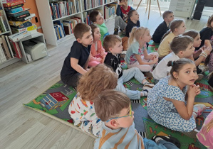 dzieci słuchają czytanej bajki o zdrowiu