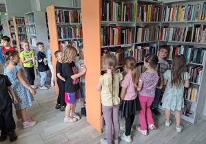 dzieci zwiedzają bibliotekę