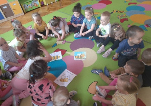 dzieci poznaję ciekawostki o pszczołach