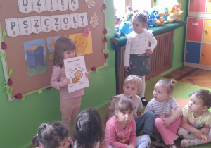 dzieci przed tablicą tematyczną