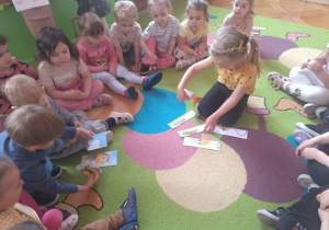 dzieci układają puzzle z pszczołami