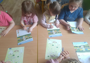 dzieci rysują po śladzie
