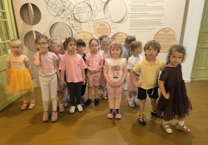dzieci na wystawie w muzeum