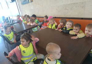 dzieci w oczekiwaniu na lody