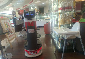 robot wiezie lody dla dzieci