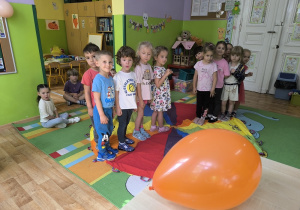 dzieci bawią się w kolory